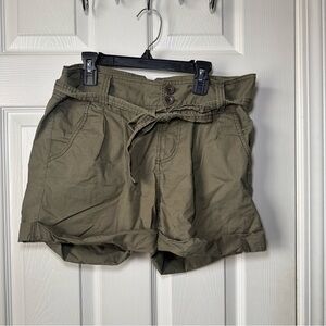 H&M Shorts Green with belt size 6
